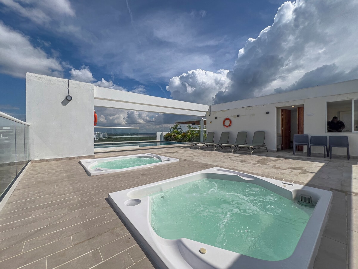 IMPRESSIVE ROOFTOP • INFINITY POOL • BBQ • 2 ROOMS gallery image 13