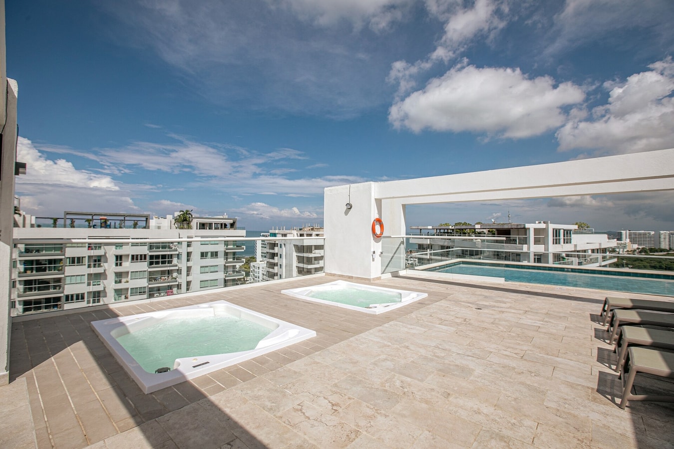 IMPRESSIVE ROOFTOP • INFINITY POOL • BBQ • 2 ROOMS gallery image 30