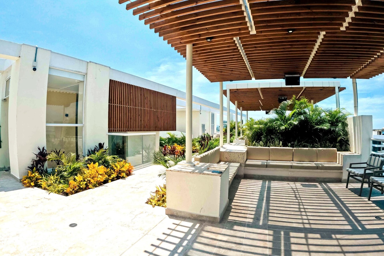 IMPRESSIVE ROOFTOP • INFINITY POOL • BBQ • 2 ROOMS gallery image 27
