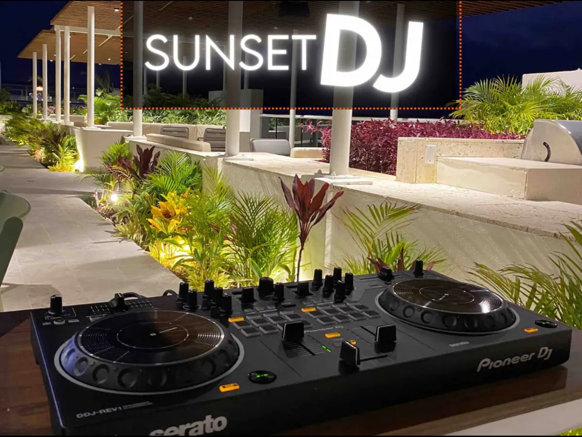 IMPRESSIVE ROOFTOP • INFINITY POOL • BBQ • 2 ROOMS gallery image 35