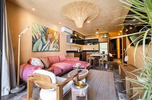 2BR Swim-Up Oasis · Prime Location