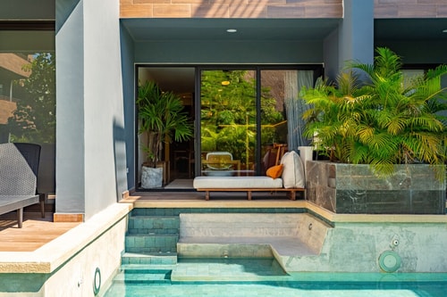 2BR Swim-Up Oasis · Prime Location