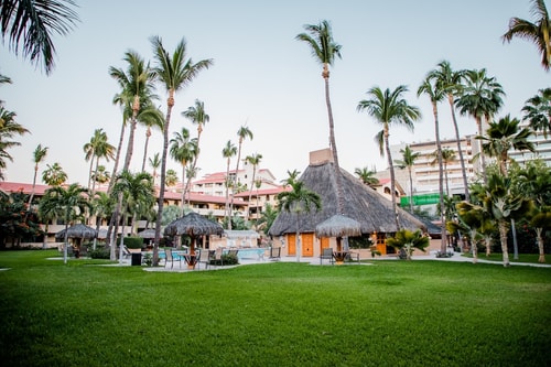 2-Bed Condo Steps from the Beach and Downtown