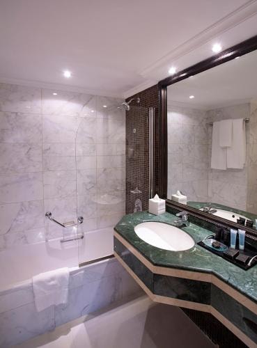 Deluxe Room Near Baniyas Square Metro Station 2 Exclusive Retreats
