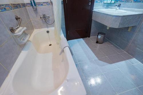 Room Near Burj Nahar Mall With free Breakfast 3 Exclusive Retreats