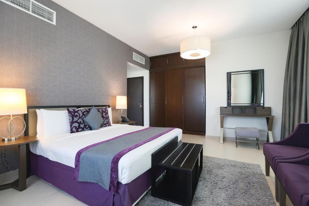 Three Bedroom Apartment Near Trade Center Metro Exclusive Retreats