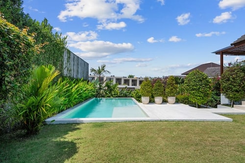 NEW! A Villa w/ Green View, 7 mins to Finns Beach