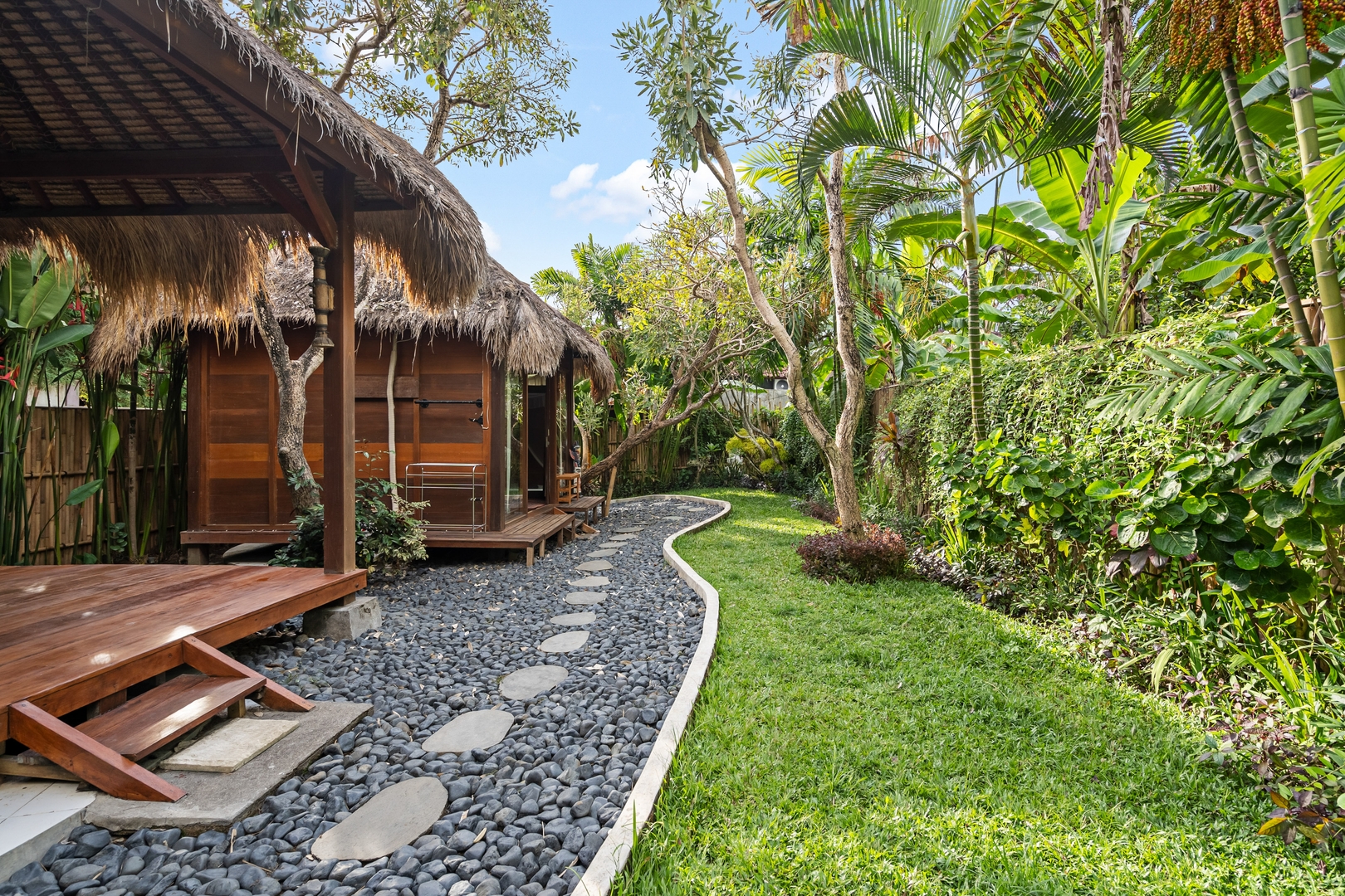 Unique Wooden Retreat w/ Zen Garden & Yoga Space