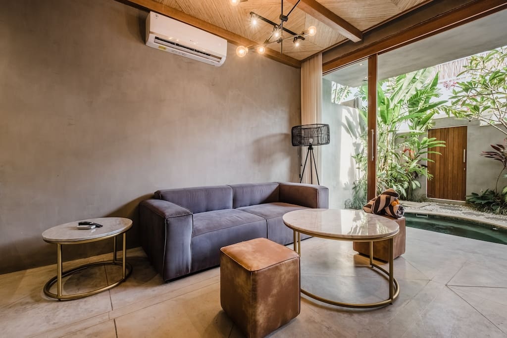 Classy 1BR Villa w/ Pool & Netflix in Batu Bolong