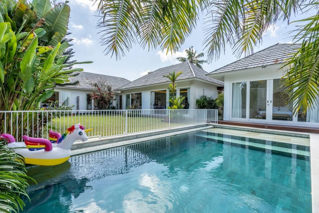 Modern 3BR Villa w/ Spacious Lawn