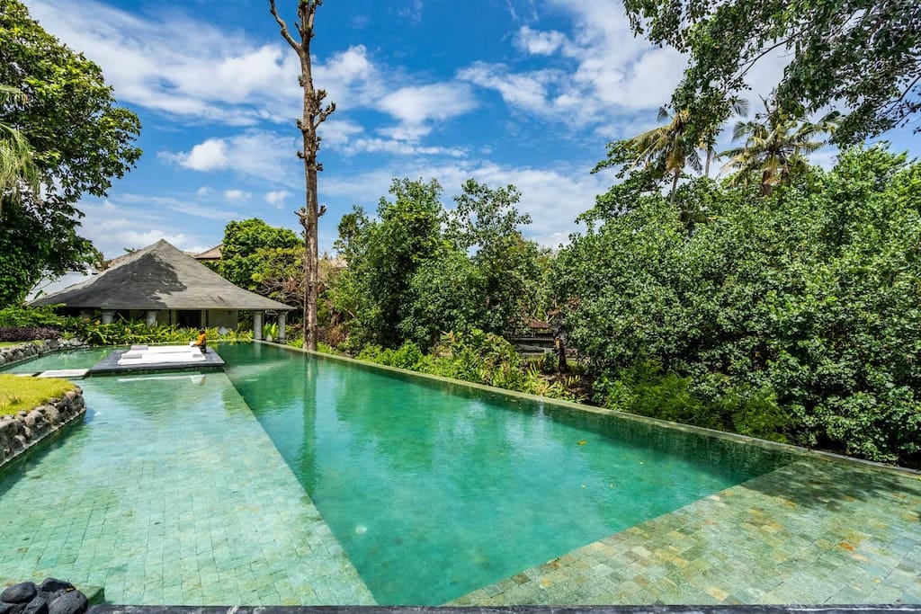 Stunning Beachfront 5BD Villa