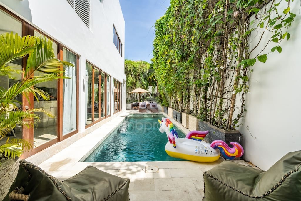 Stunning Designer 3bd villa walk to Canggu Beach