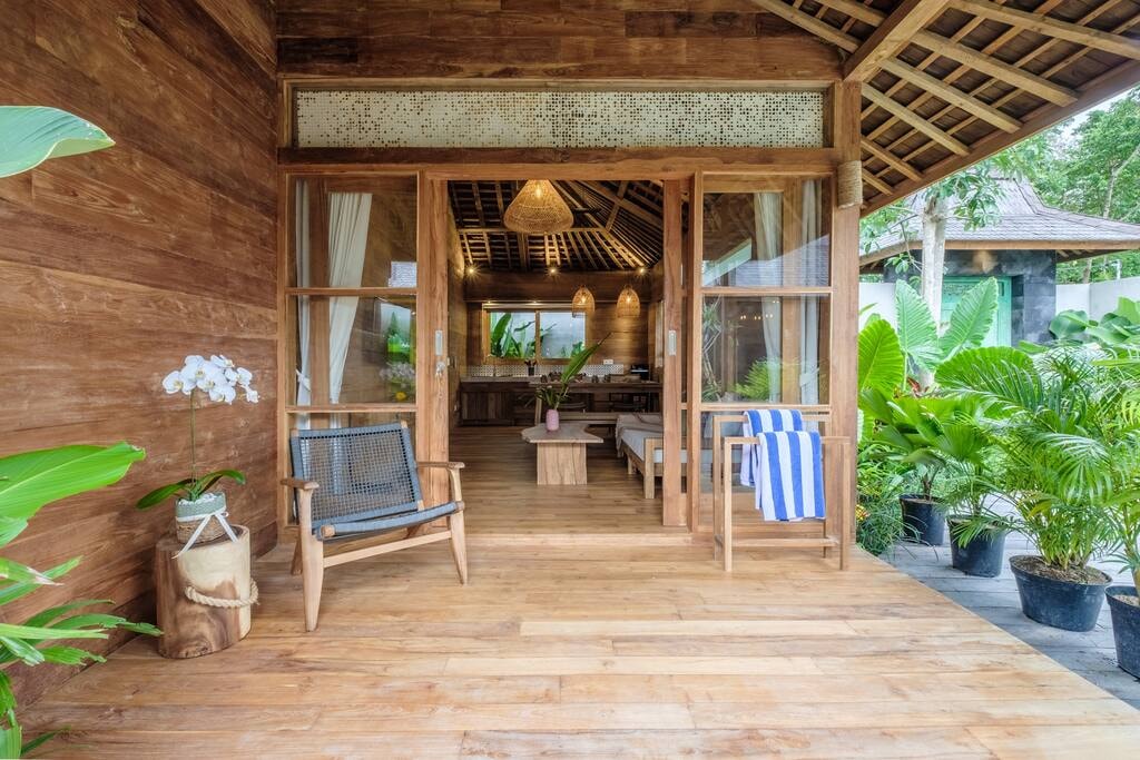 Wooden Lavish Joglo 4BR at Canggu's Tranquillity