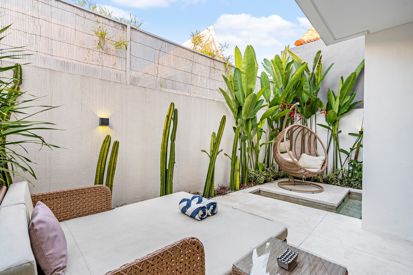 1BR Pool Villa w/ Balcony - Prime location