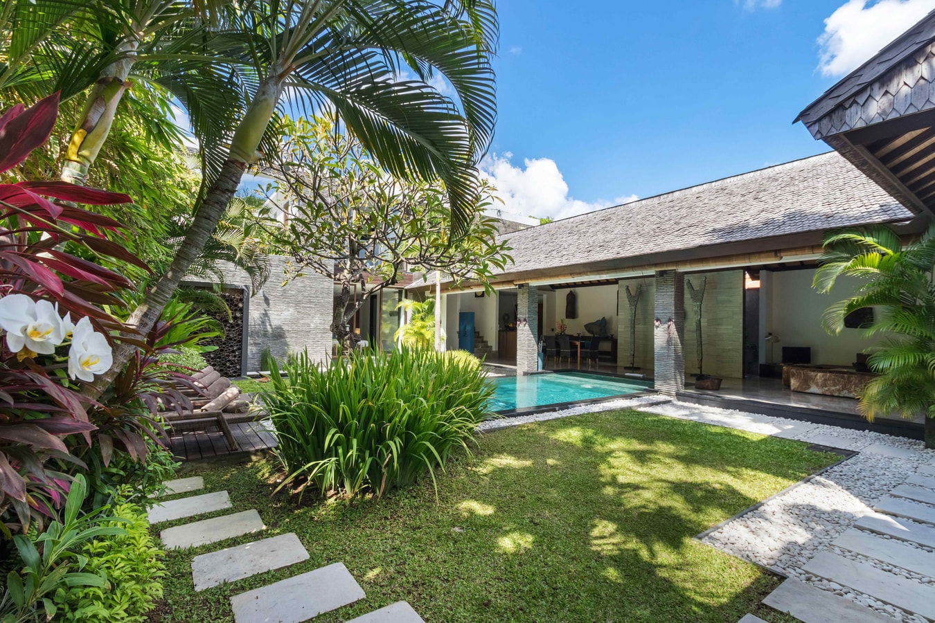 4BR Modern Villa Lush Garden With Pool in Seminyak