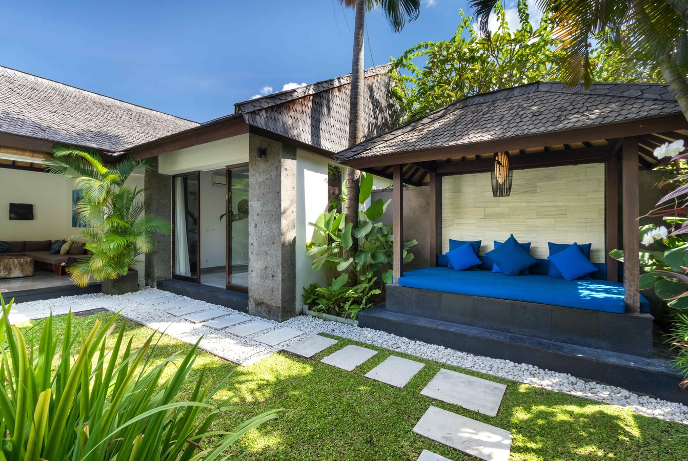 4BR Modern Villa Lush Garden With Pool in Seminyak