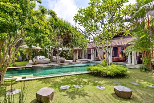 Luxurious Tropical Retreat with Pool Views in Bali 12 Hombali.com