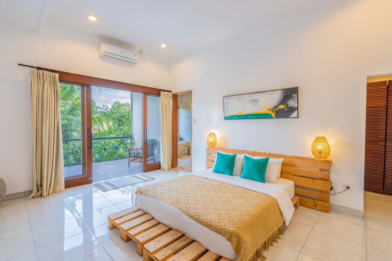 Beachside Pererenan Canggu 3BR Villa w Huge Garden