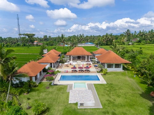 Beach-Inspired Pool : Deluxe Room in Ubud's Heart 25 Hombali.com