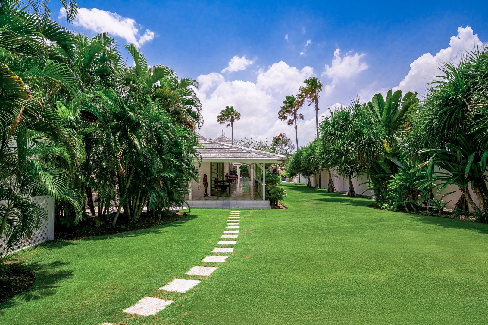 Beachfront 5BR Villa w/ Pool, Rooftop & Ocean View