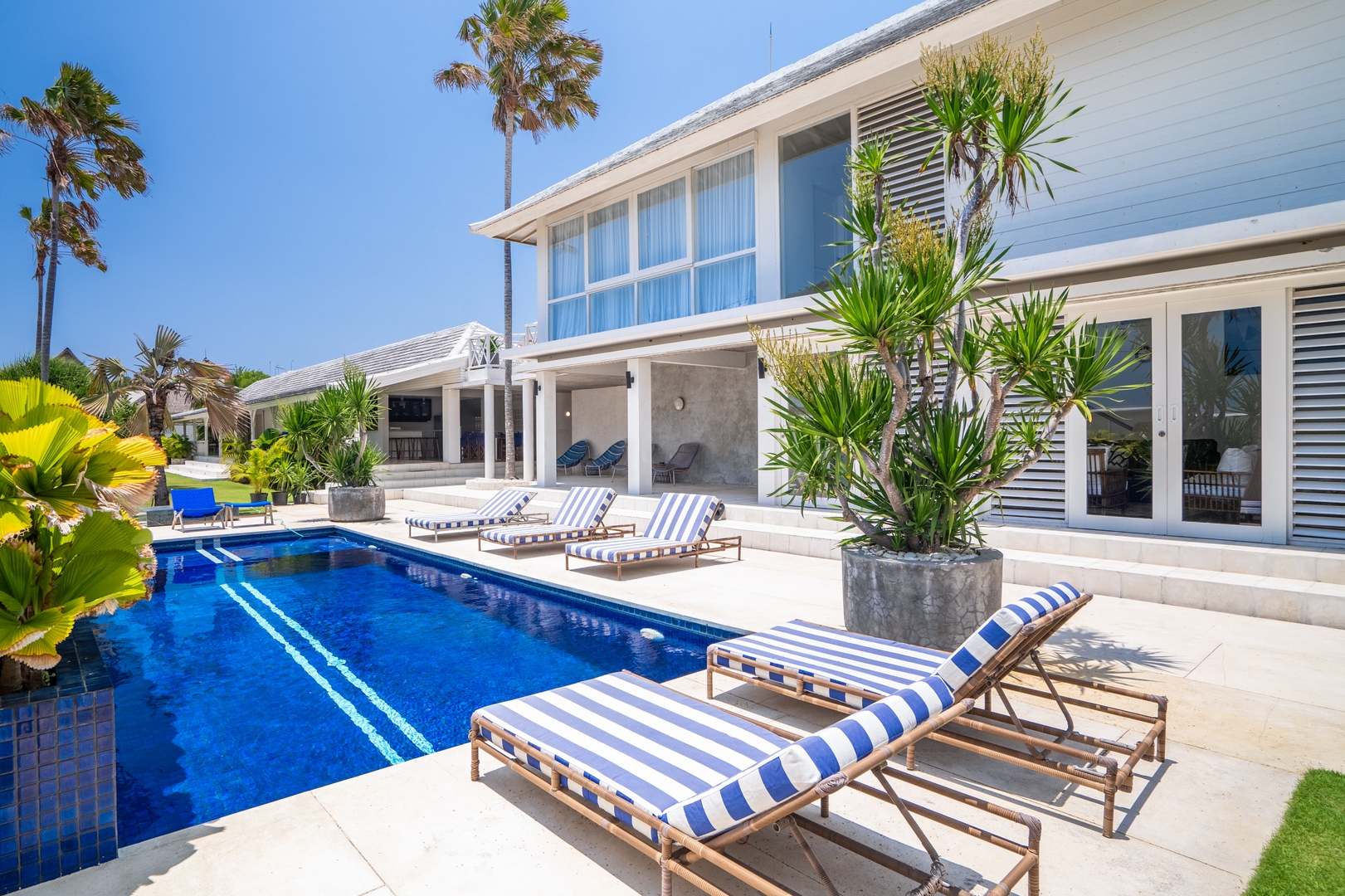 Beachfront 5BR Villa w/ Pool, Rooftop & Ocean View