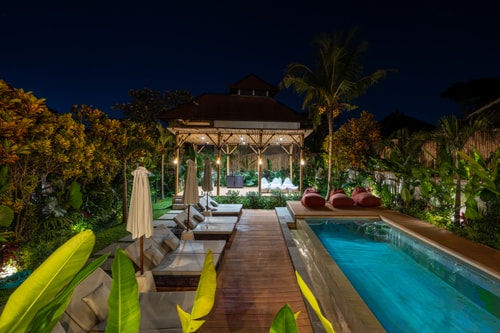 1BR Premier | Spacious Pool & Gazebo, Near Cafés