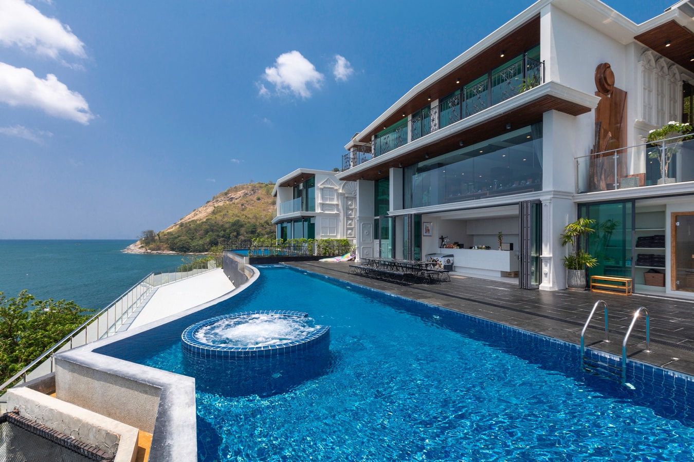 Villa Thousand Cliff, 7 BR full service with Chef, Nai Harn waterfront Inspiring Living Solutions