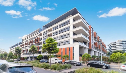 LUXE Waterloo 1 bed with parking, gym & pool 18 Holiday Rentals Australia