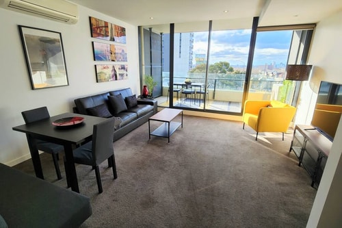 St Kilda vibes, City views, airy 1 bed sleeps 2-4 7 Holiday Rentals Australia