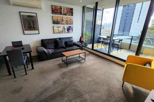 St Kilda vibes, City views, airy 1 bed sleeps 2-4 5 Holiday Rentals Australia