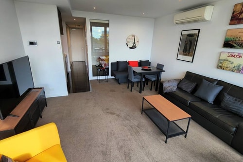 St Kilda vibes, City views, airy 1 bed sleeps 2-4 8 Holiday Rentals Australia