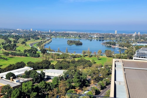 Park, beach & lake views from 1 bed Exec Penthouse 1 Holiday Rentals Australia