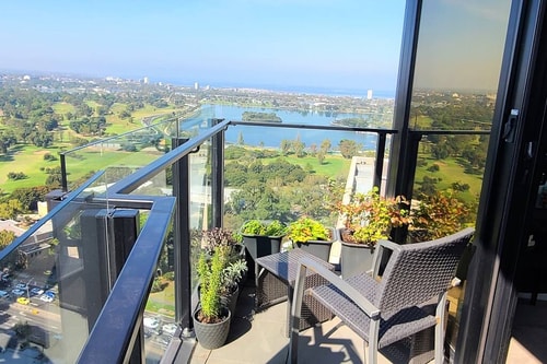 Park, beach & lake views from 1 bed Exec Penthouse 17 Holiday Rentals Australia