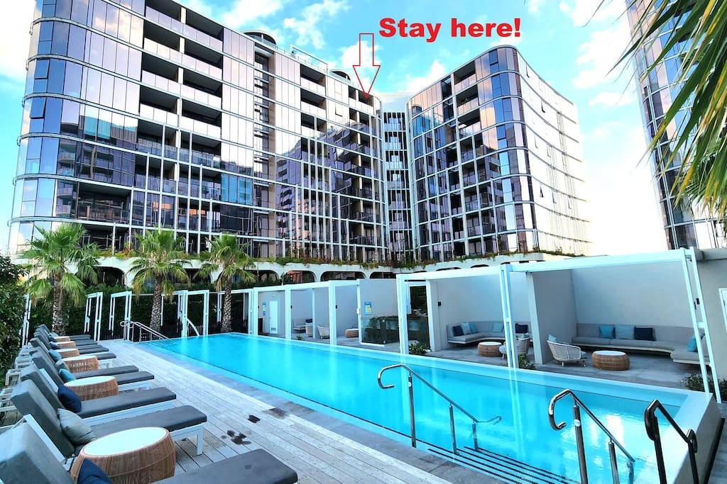 Resort-style Exec 1 Bed w. study in Port Melbourne Holiday Rentals Australia