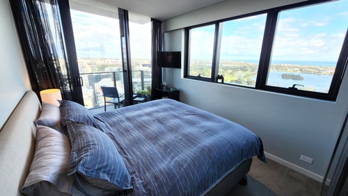 Park, beach & lake views from 1 bed Exec Penthouse 3 Holiday Rentals Australia