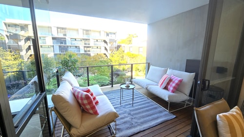 Swanky 2 bed apt. with parking; Easy city access 1 Holiday Rentals Australia