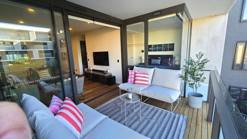 Swanky 2 bed apt. with parking; Easy city access 10 Holiday Rentals Australia