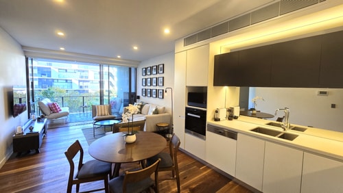 Swanky 2 bed apt. with parking; Easy city access 7 Holiday Rentals Australia