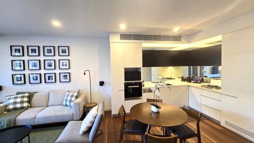 Swanky 2 bed apt. with parking; Easy city access 8 Holiday Rentals Australia