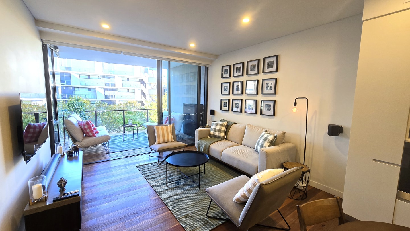 Swanky 2 bed apt. with parking; Easy city access Holiday Rentals Australia