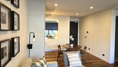 Swanky 2 bed apt. with parking; Easy city access 6 Holiday Rentals Australia