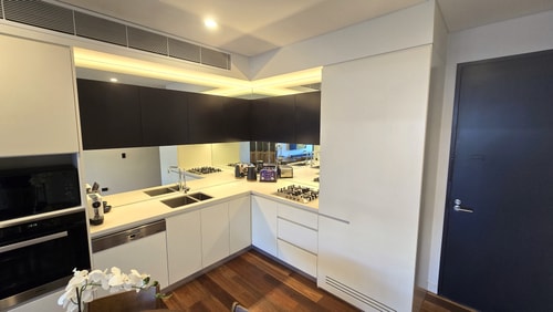 Swanky 2 bed apt. with parking; Easy city access 9 Holiday Rentals Australia