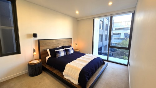 Swanky 2 bed apt. with parking; Easy city access 11 Holiday Rentals Australia