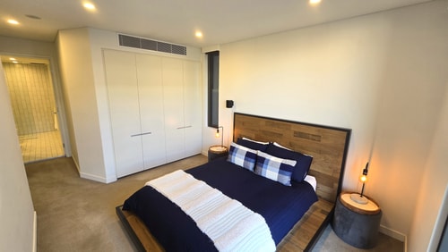 Swanky 2 bed apt. with parking; Easy city access 2 Holiday Rentals Australia