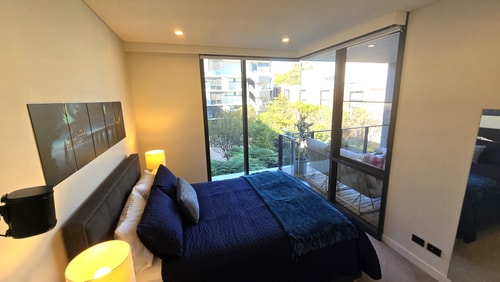 Swanky 2 bed apt. with parking; Easy city access 13 Holiday Rentals Australia