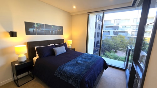 Swanky 2 bed apt. with parking; Easy city access 3 Holiday Rentals Australia