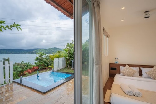 Lakefront Container with Jacuzzi by Tranquil Stays