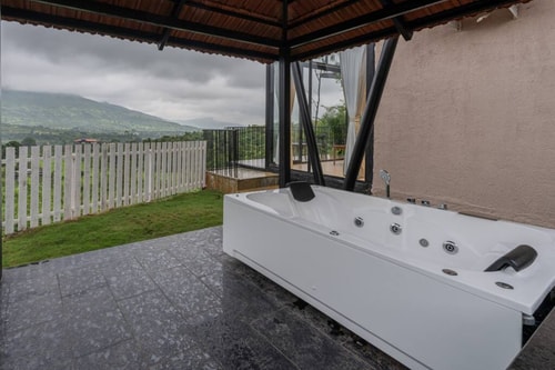 Canopy Cabin with Jacuzzi by Tranquil Stays 4 thetranquilstays.com