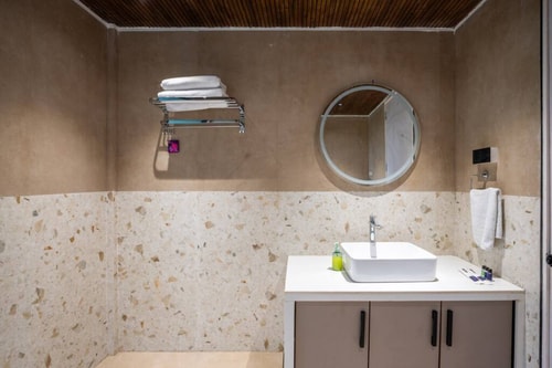 Canopy Cabin with Jacuzzi by Tranquil Stays 2 thetranquilstays.com