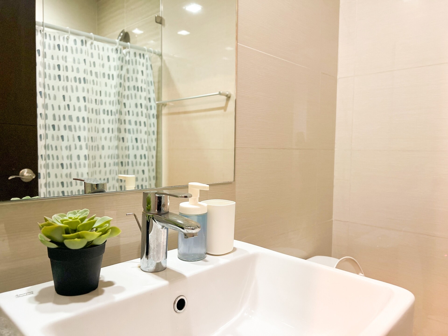 Prime 1BR Condo in the Heart of BGC #upt12j 20 Chillhive Staycation